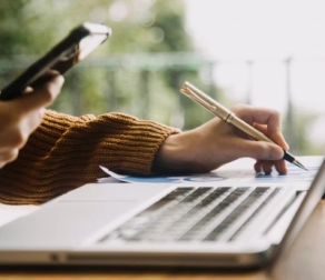 Beginner’s Guide on How to Start Your Own Social Media Marketing Agency + Insider Tips!